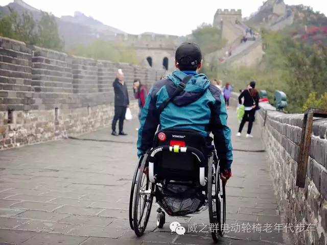 看牛逼轰轰的轮椅小伙怎么爬长城,他们说一定要做好汉!