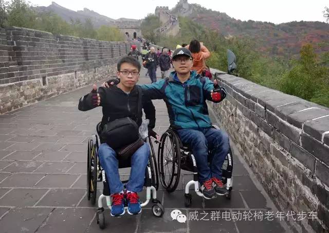 看牛逼轰轰的轮椅小伙怎么爬长城,他们说一定要做好汉!