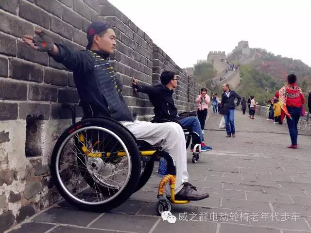 看牛逼轰轰的轮椅小伙怎么爬长城,他们说一定要做好汉!