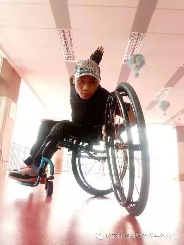 炫酷:原来威之群运动轮椅还能这样玩!