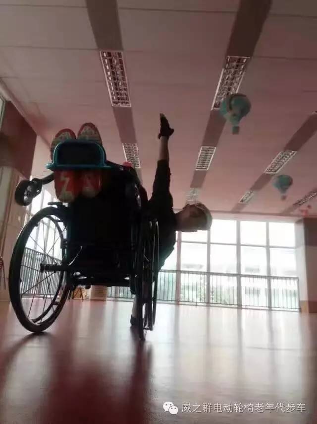 炫酷:原来威之群运动轮椅还能这样玩!