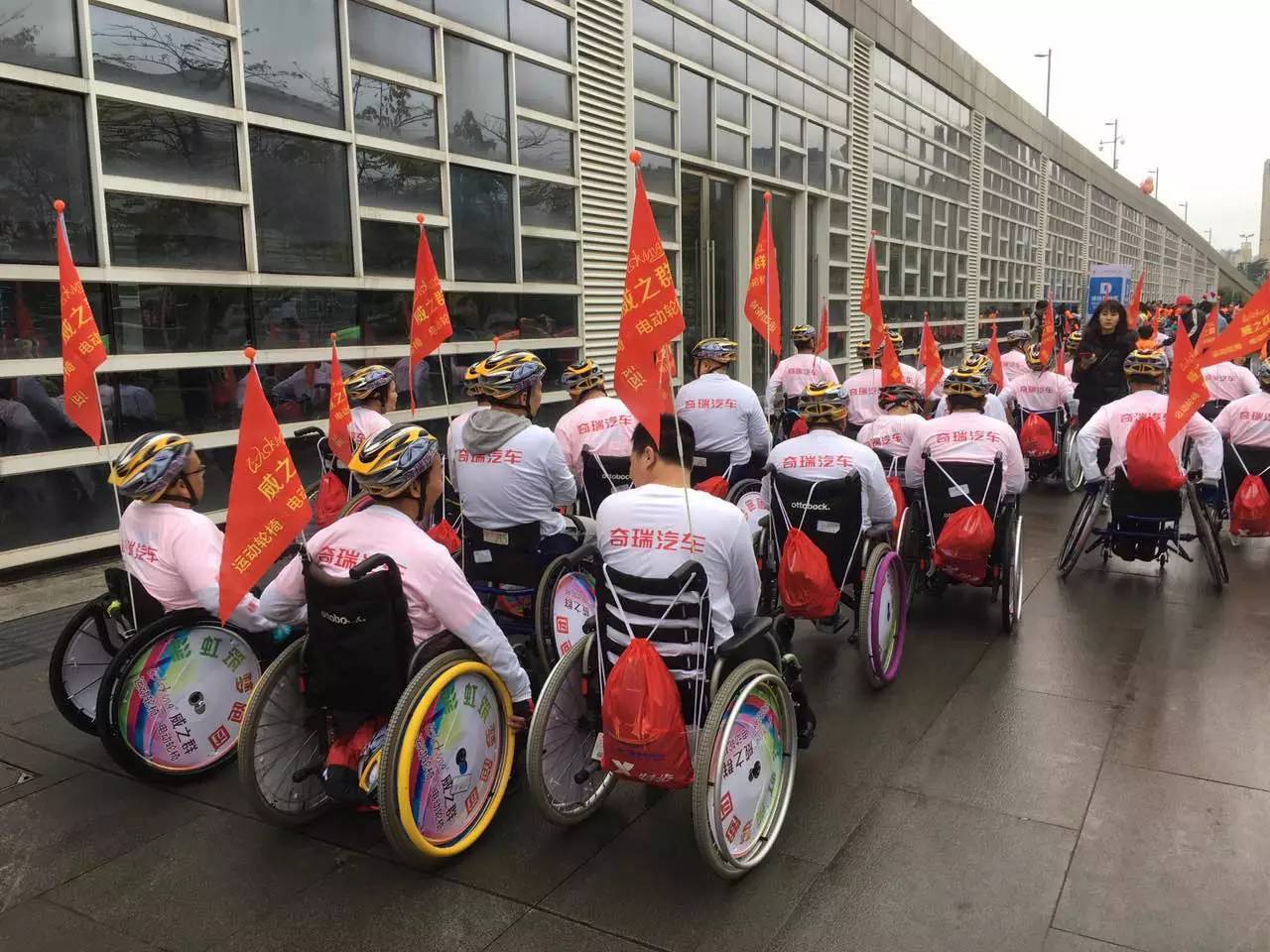 他坐着威之群运动轮椅,获得了国际马拉松比赛第一名!